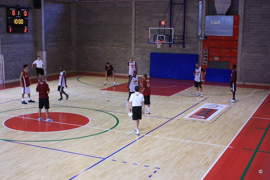Alleghe (Belluno) Veneto - nuovo parquet sportivo elastico per il palasport di Caprile. Dal sintetico al parquet